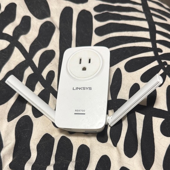 Linksys Other - Linksys RE6700 White Wi-Fi Range Extender